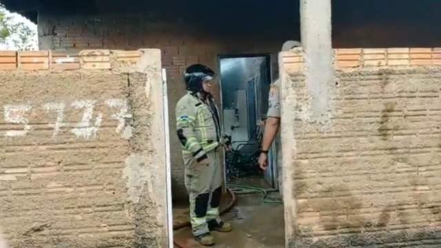 URGENTE: Fogo consome residência na Zona da capital