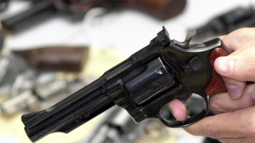 Homem tem R$5.600 roubados por dupla armada na zona leste da capital 