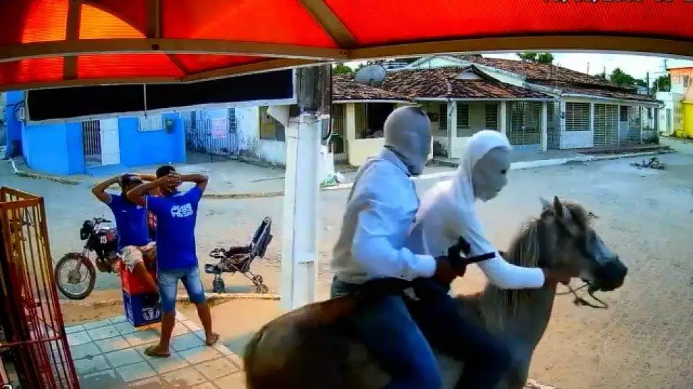 Presos ladrões que assaltaram mercadinho montados em cavalo