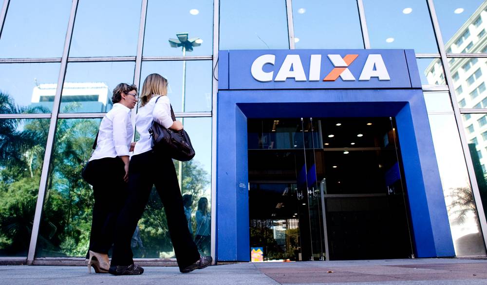 Servidor da Caixa com salário de R$ 45 mil foi colocado para organizar fila em agência