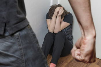 Mulher é agredida e tem dente quebrado após discussão com marido 