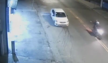 Homem reage a assalto e mata bandido a tiros em via pública; veja o vídeo
