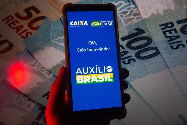 Governo federal inclui mais 450 mil famílias no Auxílio Brasil que já receberão em setembro