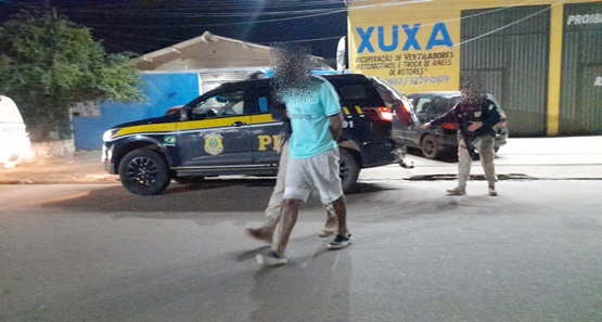 Homem é preso pela PRF levando 1 quilo de maconha no carro 