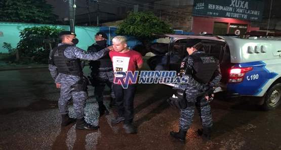 Polícia aborda e prende dupla em moto portando revólver na capital
