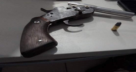 PM encontra arma de fabricação caseira e casal é preso 