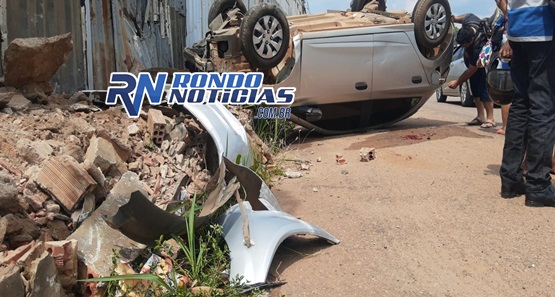 Mãe e filho ficam feridos após carro capotar em grave acidente na capital