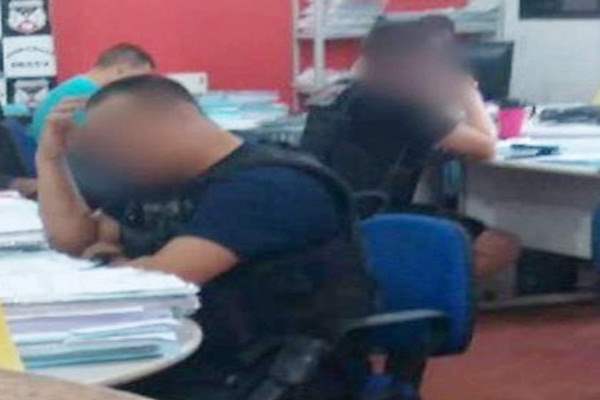 Irmãos se apresentam à Polícia e confessam que mataram ex-apenado a facadas em campo de futebol