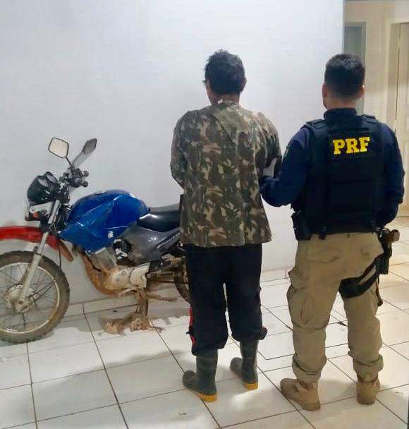 Ao atender acidente, PRF prende homem com moto roubada