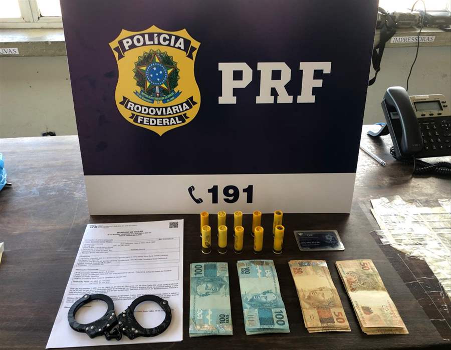 PRF recaptura dois foragidos da justiça com munições e dinheiro 
