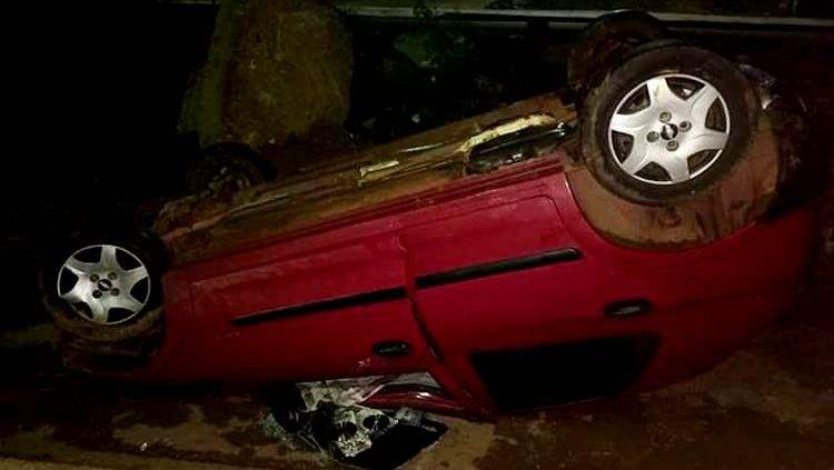 Motorista capota veículo no Trevo do Roque, sai ileso e foge 