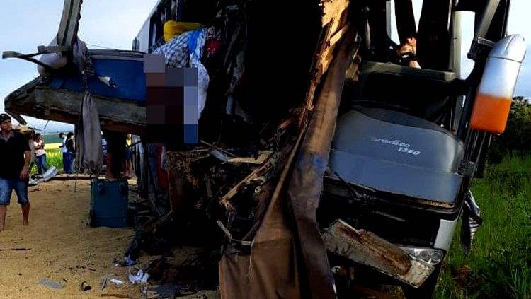 Três pessoas morrem em grave acidente entre ônibus e carreta na BR 364