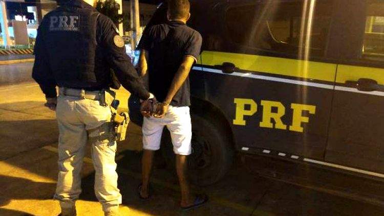 PRF de RO captura foragido da Justiça no meio de um milharal