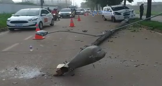 Motorista perde o controle ao desviar de ciclista e bate em poste na capital