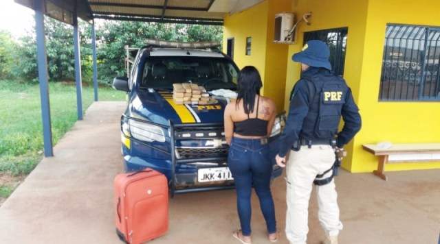 PRF apreende adolescente com 15 quilos de maconha em táxi que saía da capital