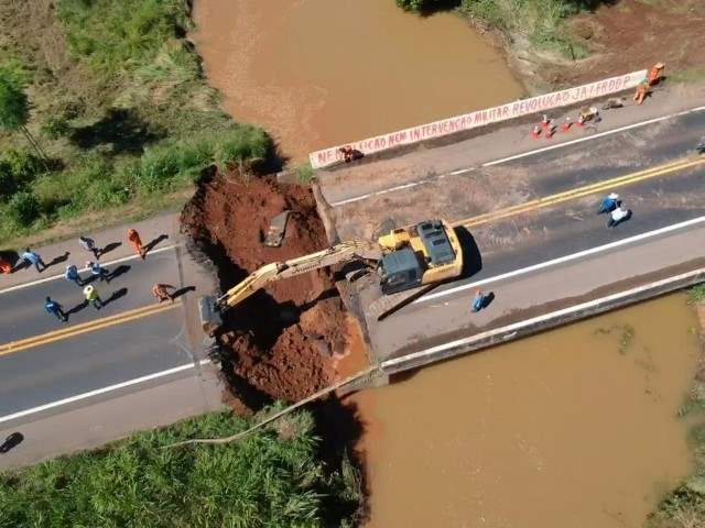 VÍDEOS: Ponte entre Ariquemes/Jaru na 364 se rompe e isola o estado; DNIT está no local