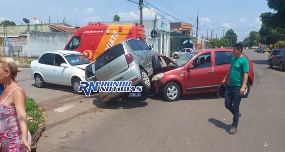 Mulher fica ferida em grave acidente envolvendo três veículos em cruzamento 