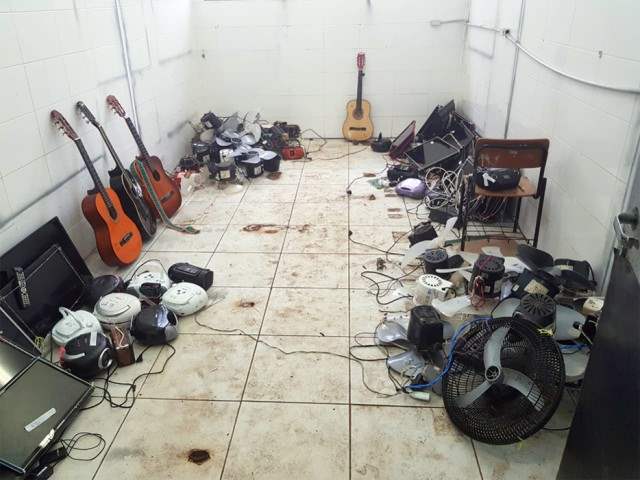 PM apreende celulares, chunchos, estiletes e outros objetos em Presídio 