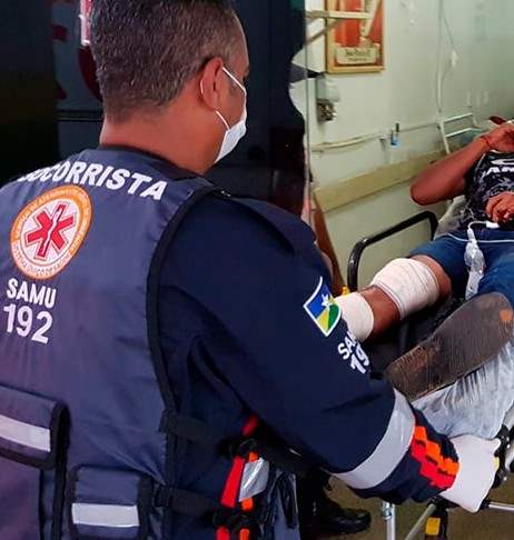 Jovem é atingido com facadas saindo para o trabalho na Zona Leste