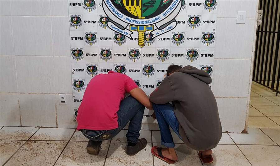 Polícia prende dupla em moto transportando arma caseira calibre 12