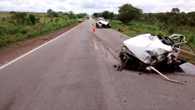Fiat Uno divide ao meio em acidente com outro carro e duas carretas na BR-364