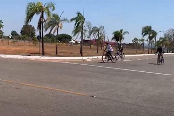 Nas primeiras horas como presidente, Hamilton Mourão faz passeio de bike; assista