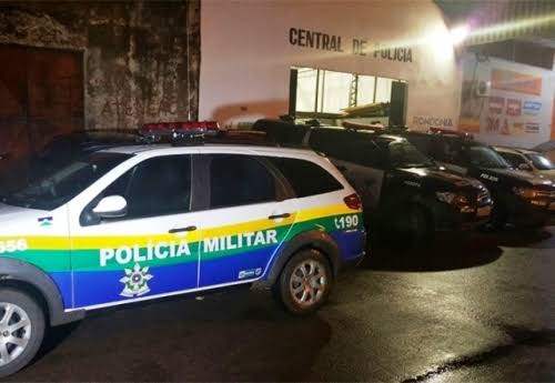 Homem chega bêbado em casa surra a mulher mas é detido por vizinhos