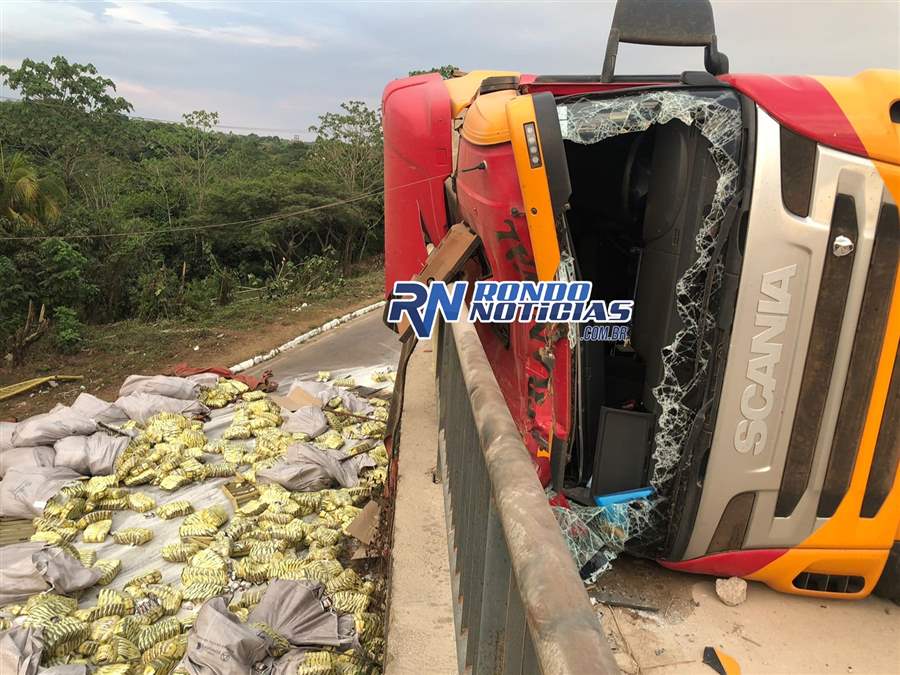 Carreta carregada de açúcar tomba na cabeceira da Ponte sobre o Rio Madeira