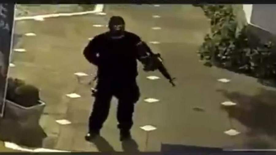 Criminosos explodem agências bancárias e causam tiroteio e pânico