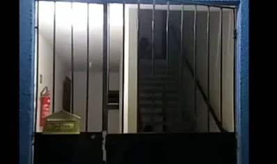Guarda noturno flagra assombração em escadaria de prédio na madrugada