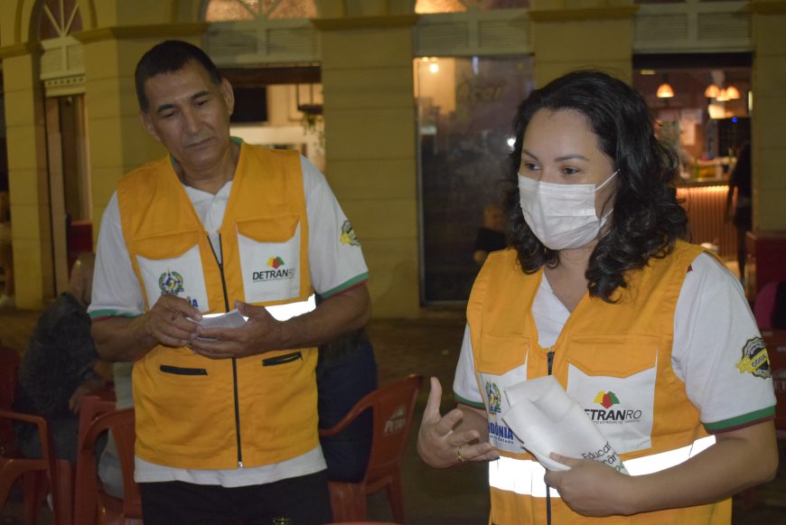Condutores são orientados sobre ações educativas do Detran; medida reforça Maio Amarelo
