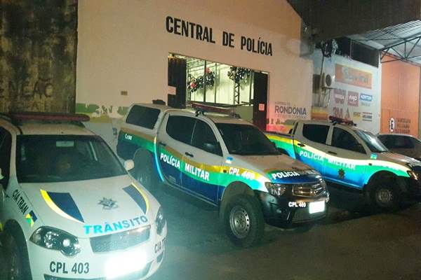 Durante desfile de bloco, trio é detido por tráfico de drogas