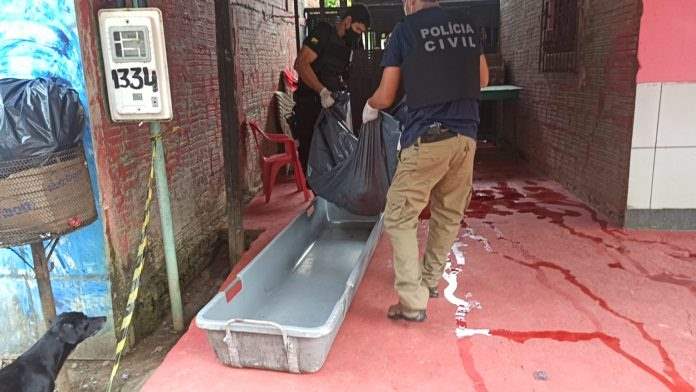 Ex-presidiário é executado com 9 tiros enquanto esperava para fazer entrega