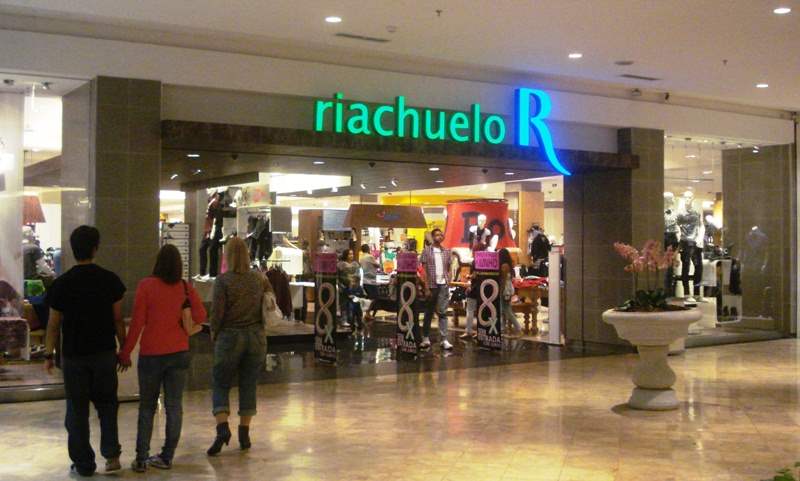 Jovens são flagrados por seguranças furtando mercadorias em loja do Shopping 