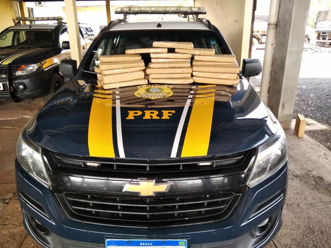 PRF apreende mais de 20 kg de maconha em ônibus na BR-364