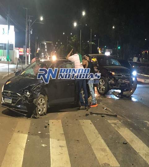 Motorista avança sinal vermelho e causa grave acidente em cruzamento 