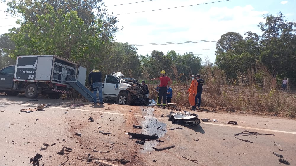Grave acidente entre caminhonete e caminhão deixa dois mortos na BR-364 