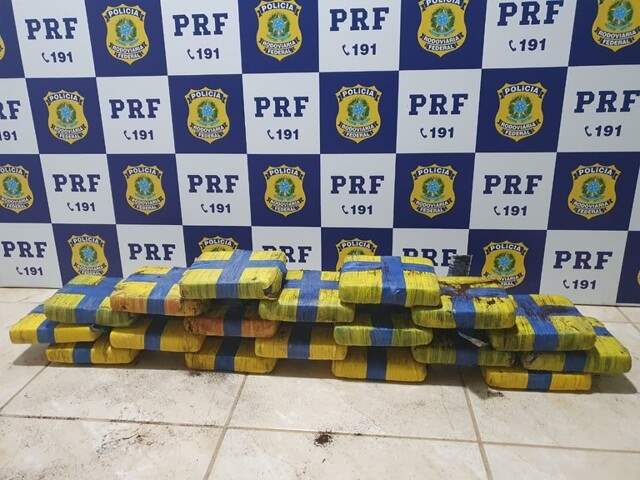 Jovem é presa pela PRF com quase 22 quilos skunk durante fiscalização 