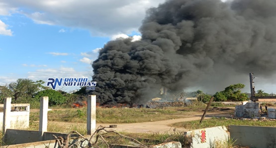 Incêndio de grande proporção atinge antiga usina de asfalto do estado 