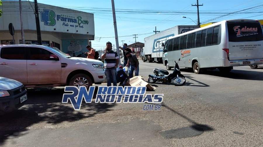 Motociclista fica desacordada após ser atingida por caminhonete 