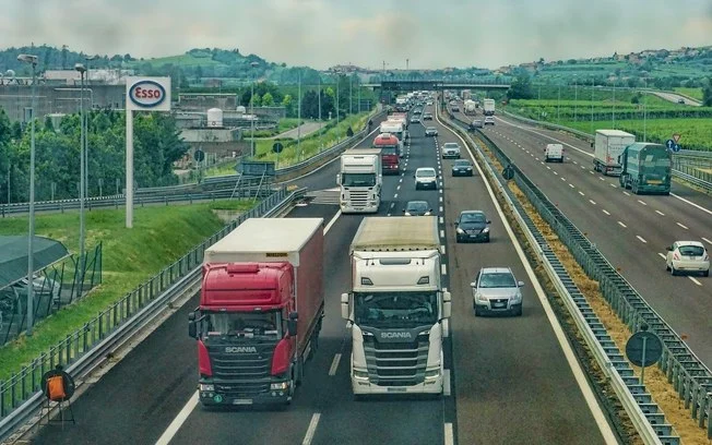 Transportadoras iniciam paralisação, motoristas de aplicativos ameaçam parar