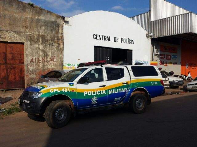 Enteado agride padrastro de 79 anos com cabo de vassoura 