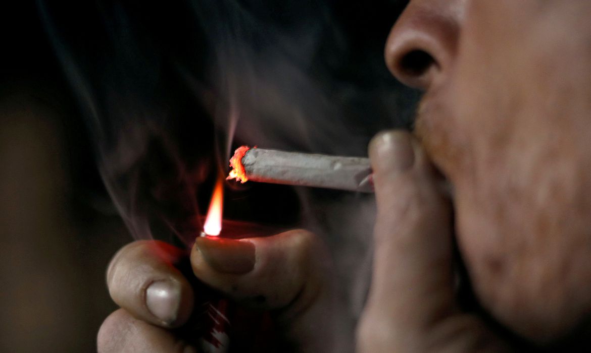 Quase 40% dos brasileiros fumantes consomem 11 ou mais cigarros ao dia

