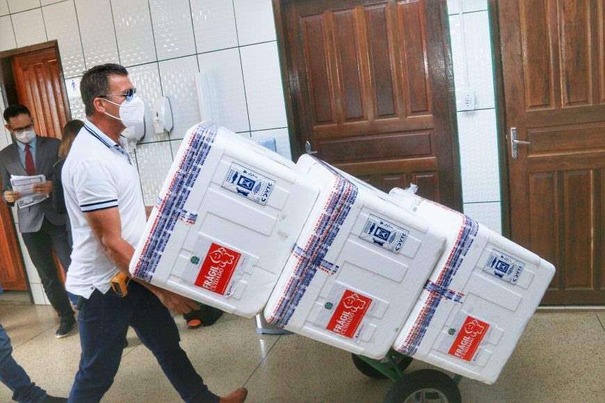 Nova remessa de vacinas chega a Rondônia e alcança público de 65 anos 
