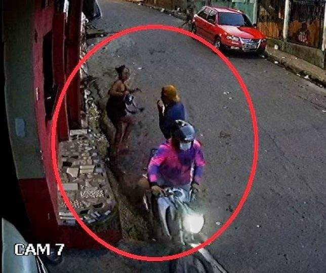 Motoqueiros fazem arrastão e roubam telefone celular de uma jovem; veja o vídeo