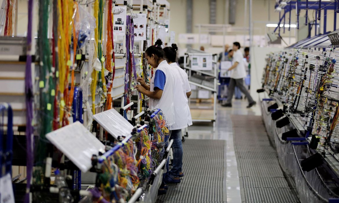 Produção industrial sobe em março, mas queda no consumo preocupa

