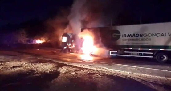Carretas do Irmãos Gonçalves têm pneus furados e uma incendiada em Ariquemes