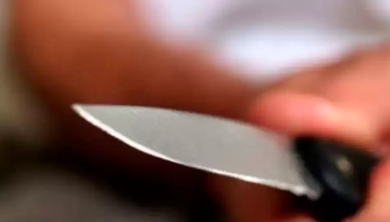 Homem agride e tenta matar a mãe a facadas, mas é impedido por familiares 