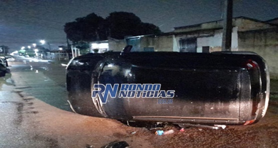 Colisão entre quatro carros deixa Fiat Uno tombado na via pública na capital
