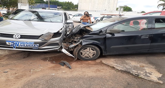Motorista avança preferencial e causa grave acidente em cruzamento da capital 